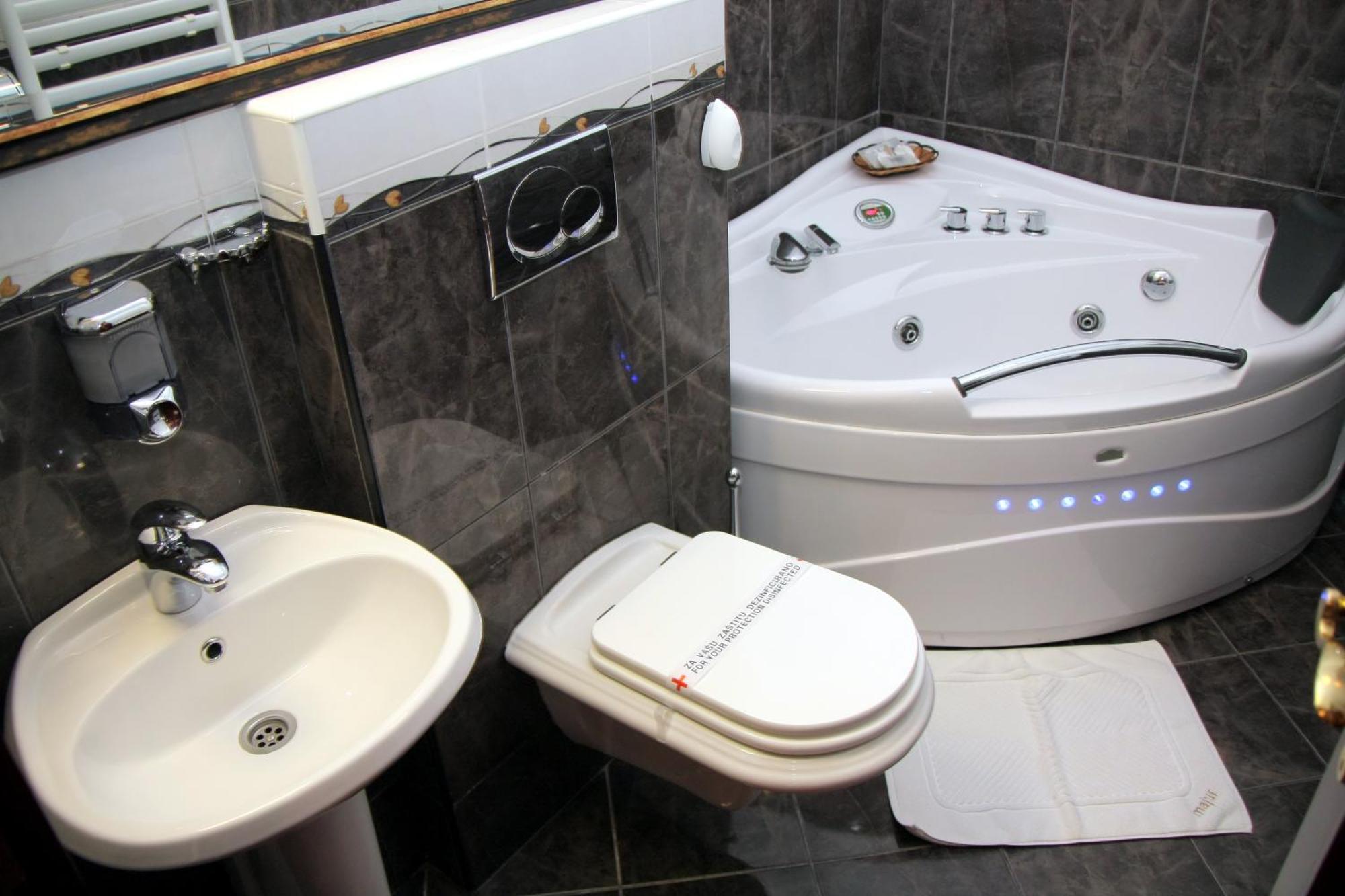 Hotel Villa Majur Суботица Экстерьер фото