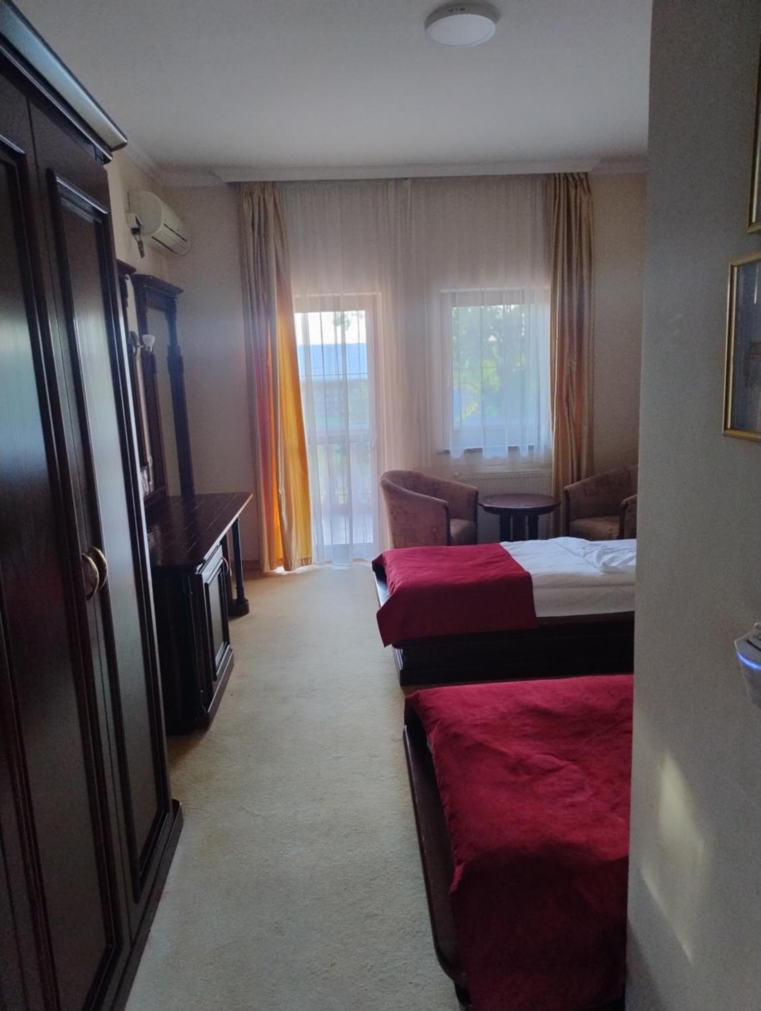 Hotel Villa Majur Суботица Экстерьер фото