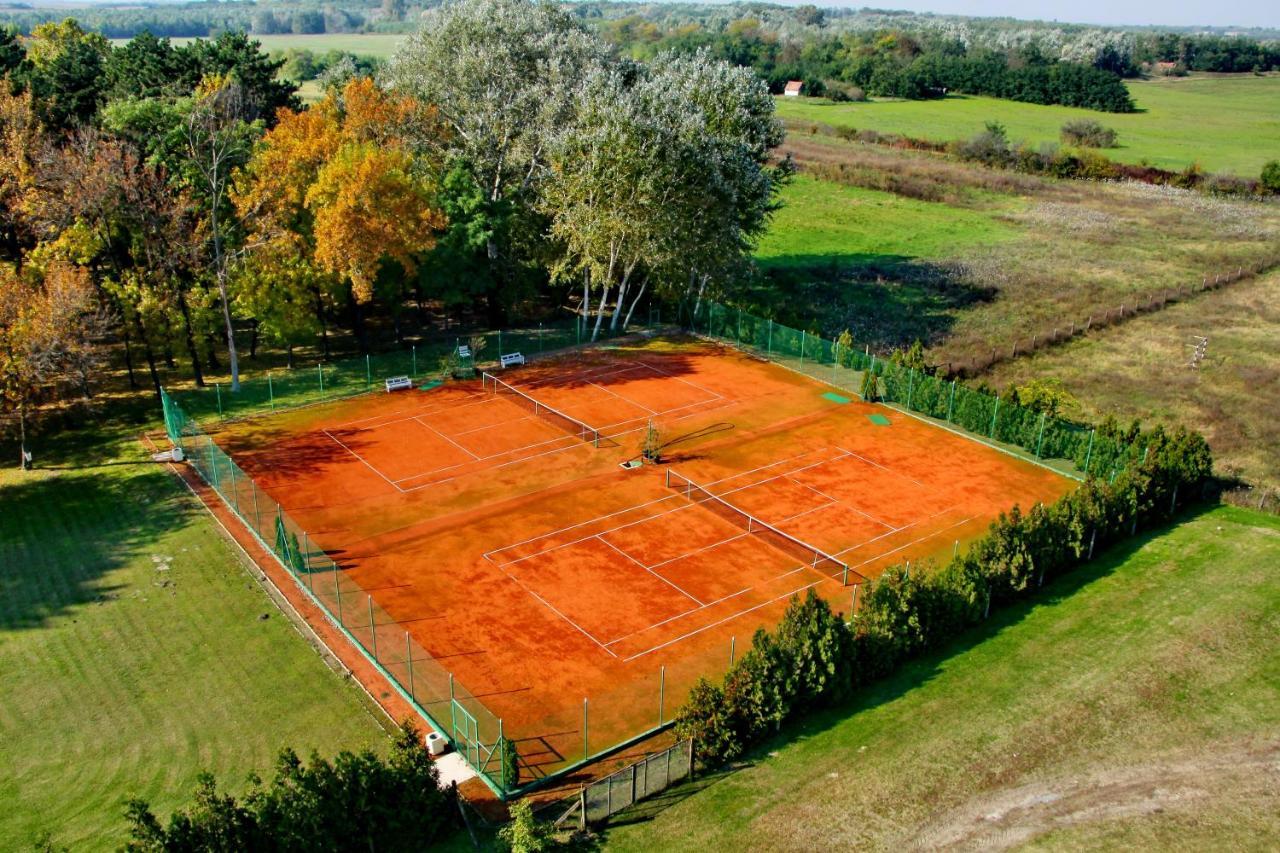 Hotel Villa Majur Суботица Экстерьер фото